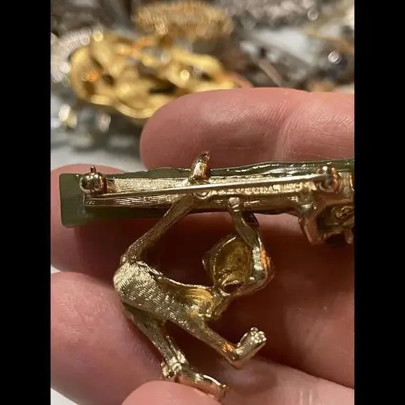 Swoboda Signed Brooch/Pin Monkey Vintage Gold Tone Nephrite Jade W/ Red Eyes - Picture 3 of 5